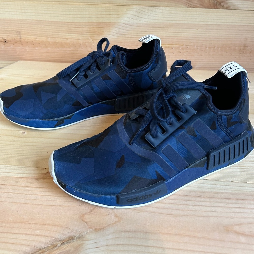 Adidas NMD R1
Fractal Camo Collegiate Navy Size 7.5